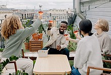 Vierköpfige Wohngemeinschaft auf dem Balkon